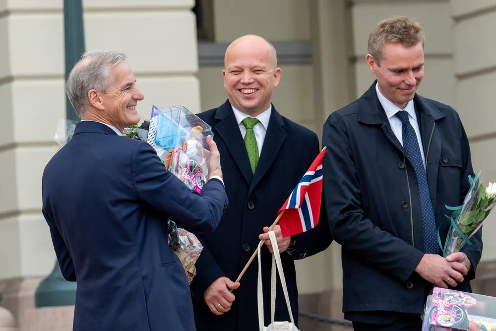 Statsminister Jonas Gahr Støre har sagt han er åpen for å diskutere om regjeringsmedlemmer kan eie, kjøpe og selge aksjer i børsnoterte selskaper. Her med finansminister Trygve Magnus Slagsvold Vedum og Ola Borten Moe, som gikk av som forsknings- og høyere utdanningsminister fredag.