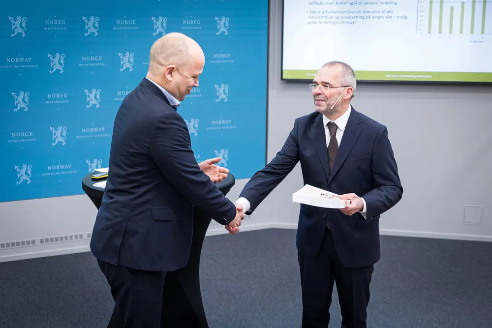 Det blir mindre gunstig å jobbe overtid, skriver kronikkforfatterne. Skatteutvalgets leder Ragnar Torvik (til høyre) ga finansminister Trygve Slagsvold Vedum forslag til nytt skattesystem rett før jul.