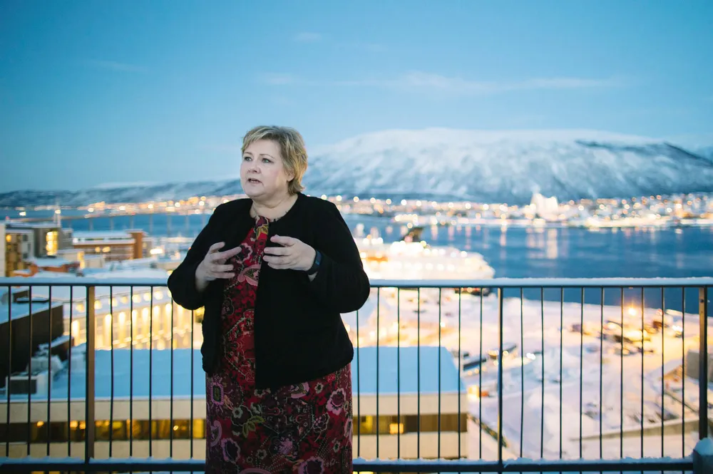 Statsminister Erna Solberg haler innpå Jonas Gahr Støre. Foto: Marius Fiskum
