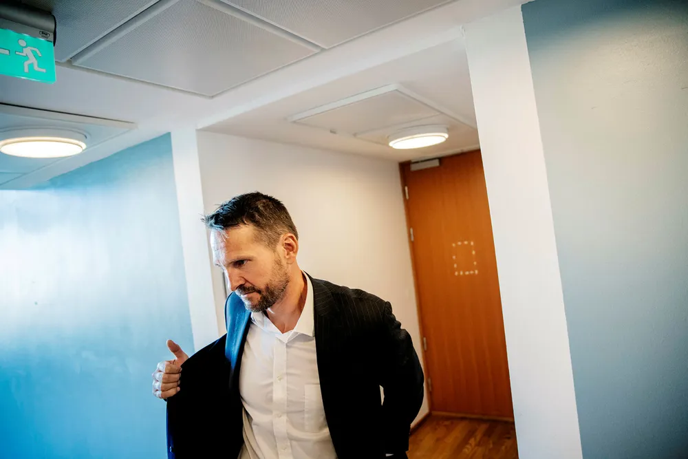 Tharald Stray Laastad, som jobbet i Pareto frem til i sommer, vitnet fredag i saken mellom Pareto-toppene og Økokrim. Her fotografert etter å ha vitnet.