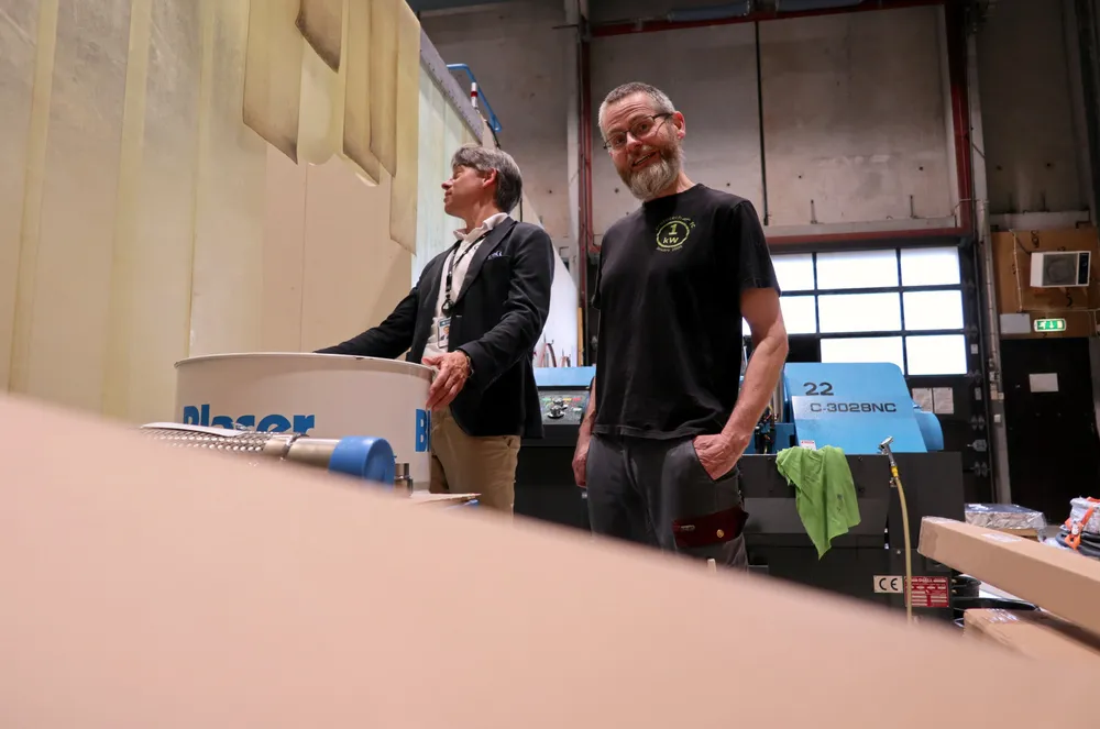 Clara Venture Labs designer, produserer og tester deler til Alma Clean Power sine brenselscellesystemener. På bildet Thorbjørn Holst, Senior CNC-operatør i Clara Venture Labs, og Bernt Skeie.