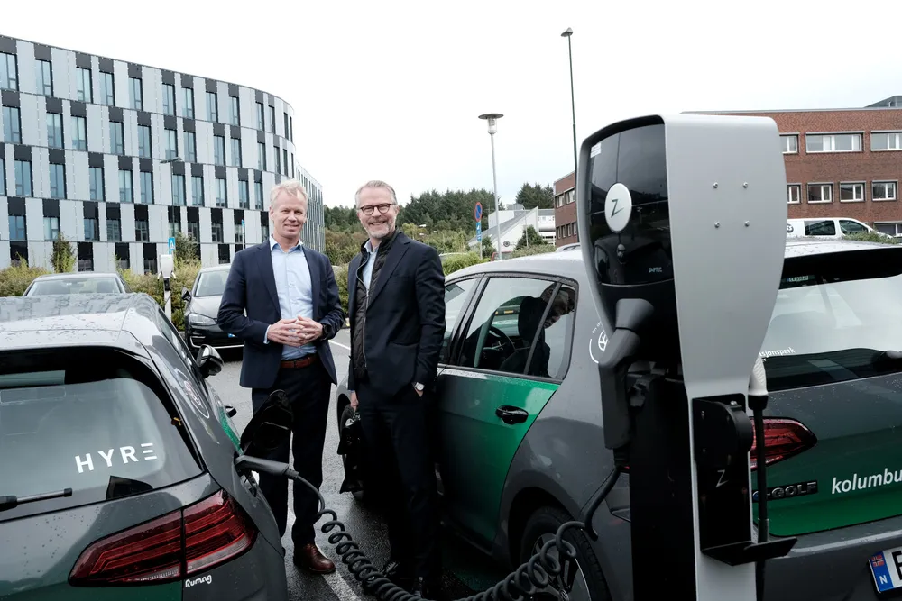 Styremedlem Pål Selboe Valseth, til høyre, og toppsjef Anders Thingbø utenfor Zaptecs lokaler i Stavanger.