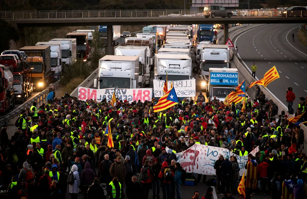 Demonstranter blokkerer en motorvei under protester i Borrassa, nær Girona, onsdag 8. november. Foto: Emilio Morenatti