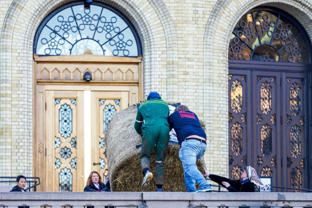 Bønder demonstrerer utenfor Stortinget.