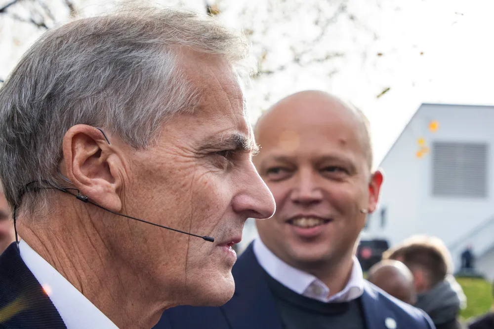 Jonas Gahr Støre og Trygve Slagsvold Vedum presenterer regjeringsplattformen til AP og SP. Nå sliter de med ett av løftene sine.