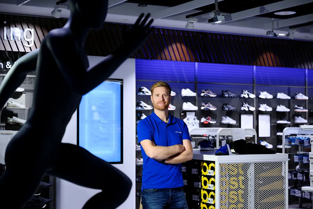 Toppsjef i Gresvig Lars Kristian Lindeberg relanserer under Intersport-navnet. Her på butikken på Sandvika Storsenter.