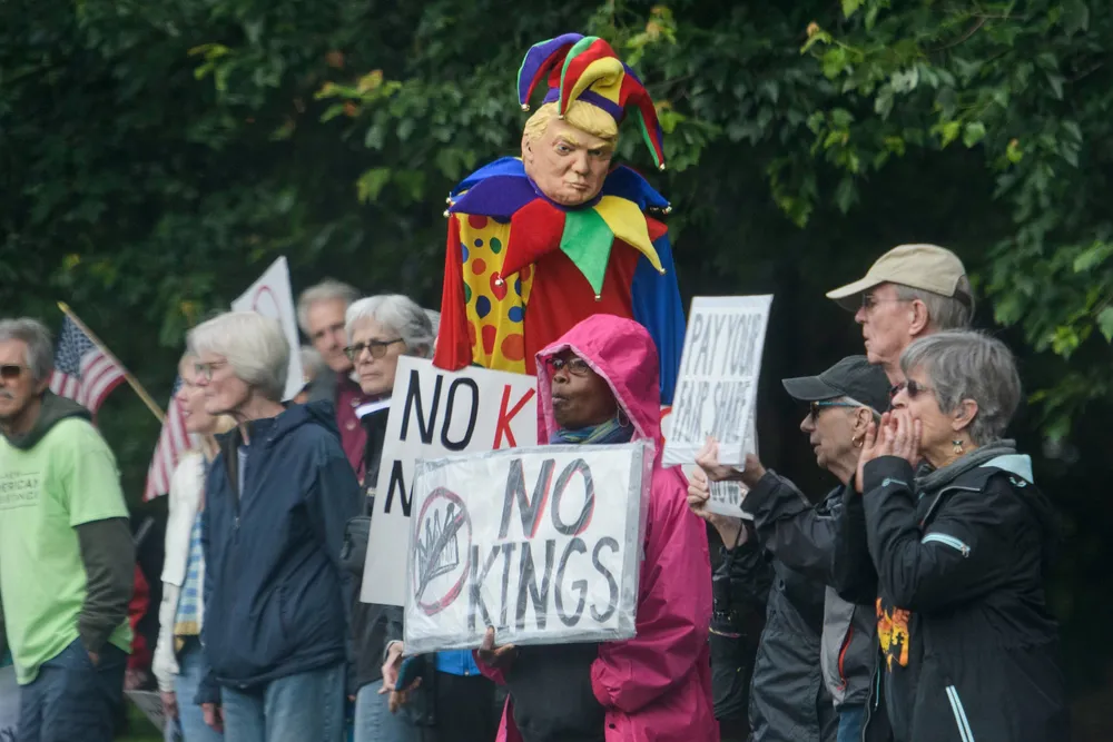 Demonstranter utenfor president Donald Trumps kryptogalla i Washington torsdag. Flere er svært kritiske til den private middagen med dem som har investert mest i Trumps kryptovaluta