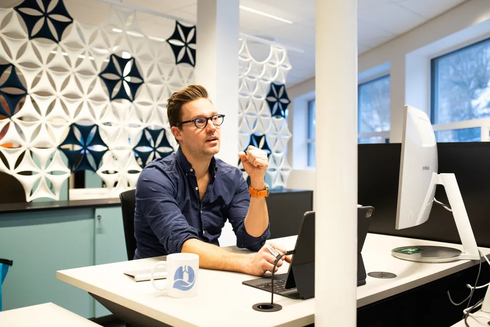 i jobben som lege opplevde Øystein Ødegaard-Olsen at det var behov for mer systematiske målinger av pustefrekvens. Nå driver han helsetekselskapet Eupnea som utvikler en pustefrekvenssensor, og i tillegg jobber han som lege.