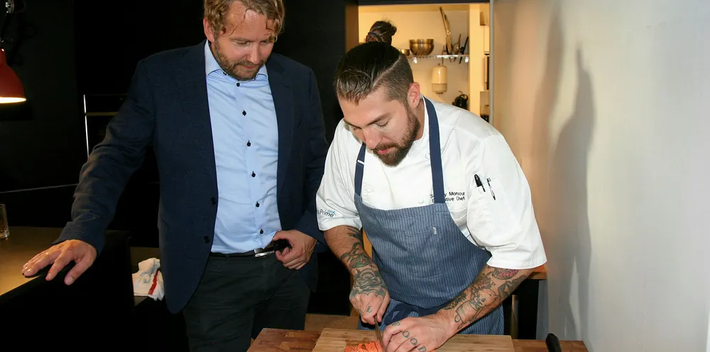 Alf Gøran Knutsen i Kvarøy Fiskeoppdrett saman med den amerikanske kjøkkensjefen Sammy Monsour som driv restaurant i Los Angeles. Under Aqua Nor serverte dei laks produsert på algefôr.
