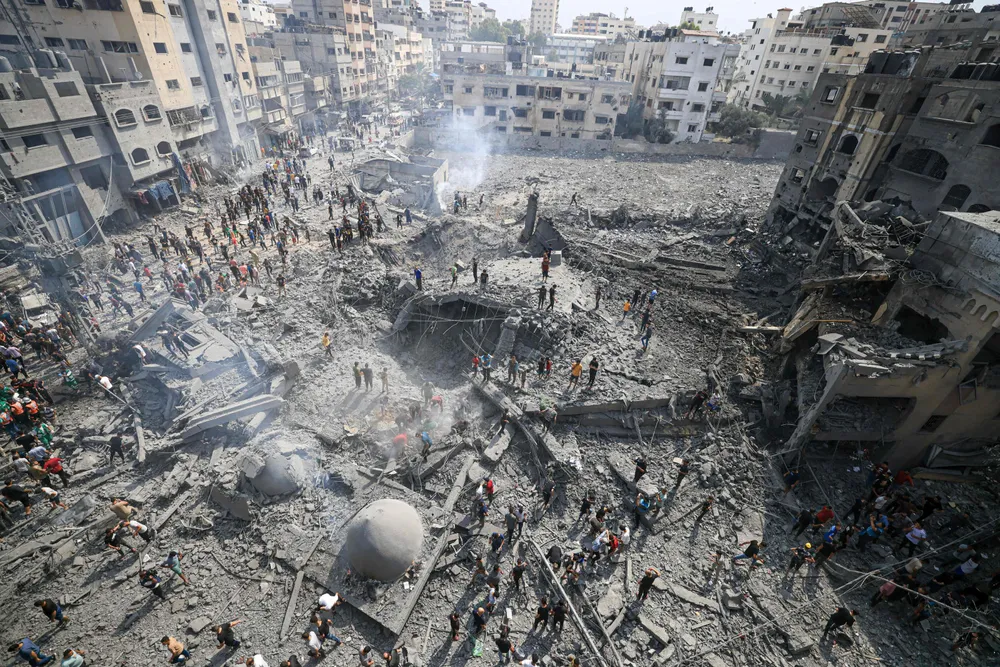 Palestinere inspiserer skadene etter et israelsk luftangrep mandag på Sousi-moskeen i Gaza by.