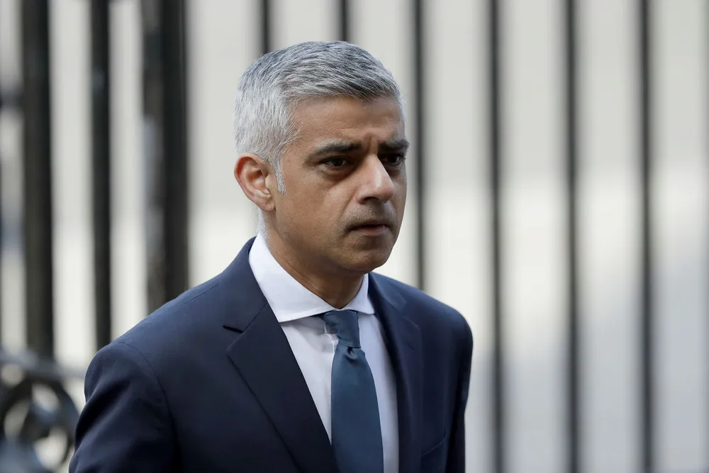 Londons borgermester Sadiq Khan, lover mer politi i gatene etter terroraksjonen sent lørdag kveld. Foto: Matt Dunham