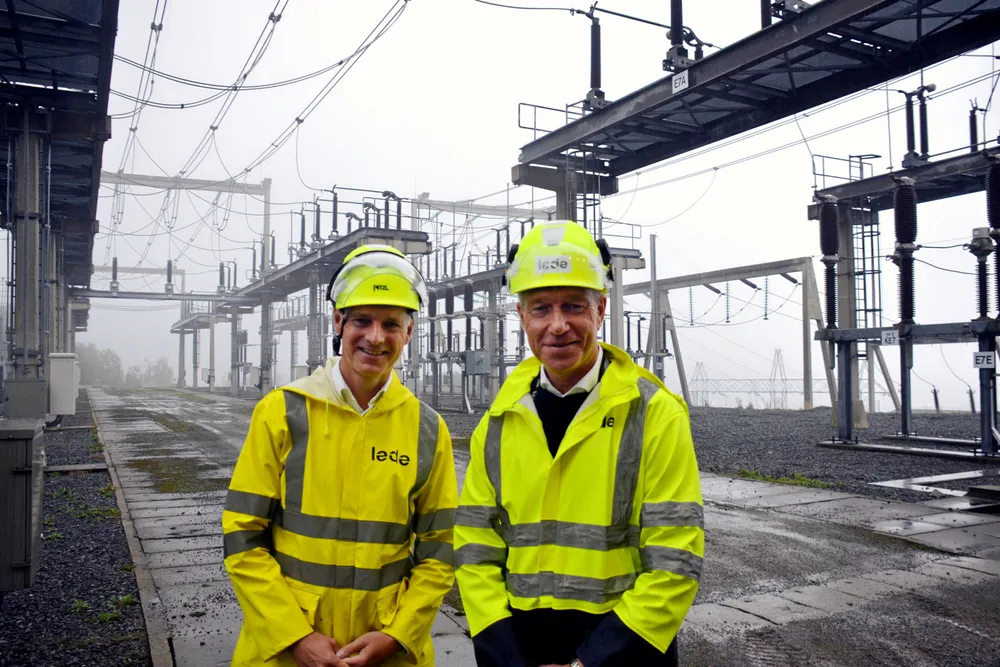 NVE-sjef Kjetil Lund og energiminister Terje Aasland sier begge at nettberedskapen er rigget for situasjoner «høyt oppe i krisespekteret». Bildet er tatt på et besøk i en av Lede sine trafostasjoner.