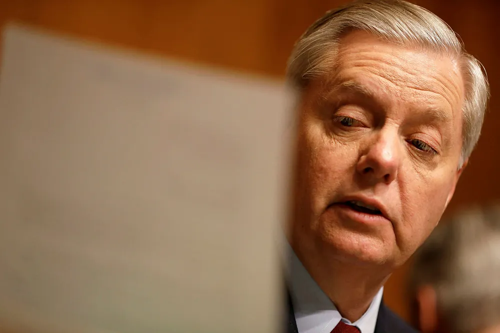 Chairman Sen. Lindsay Graham (R-SC) reads a letter from the FBI at a Senate Judiciary Subcommittee on Crime and Terrorism hearing about Russian election interference on Capitol Hill in Washington, D.C., U.S. March 15, 2017. REUTERS/Aaron P. Bernstein Foto: AARON P. BERNSTEIN