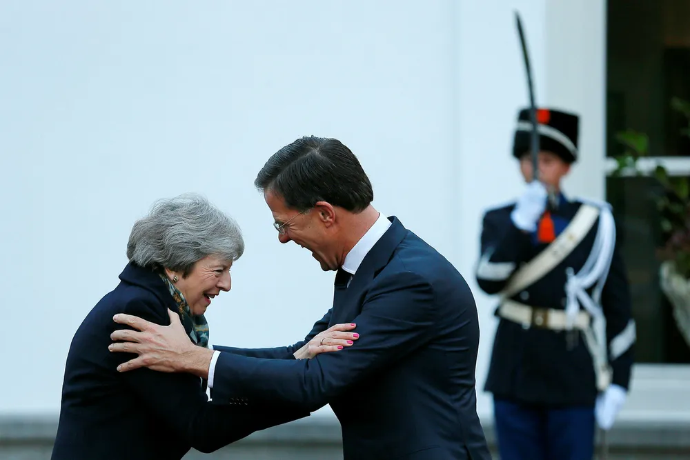 Den britiske statsministeren Theresa May ble hjertelig mottatt av sin nederlandske kollega Mark Rutte i Haag tirsdag formiddag.