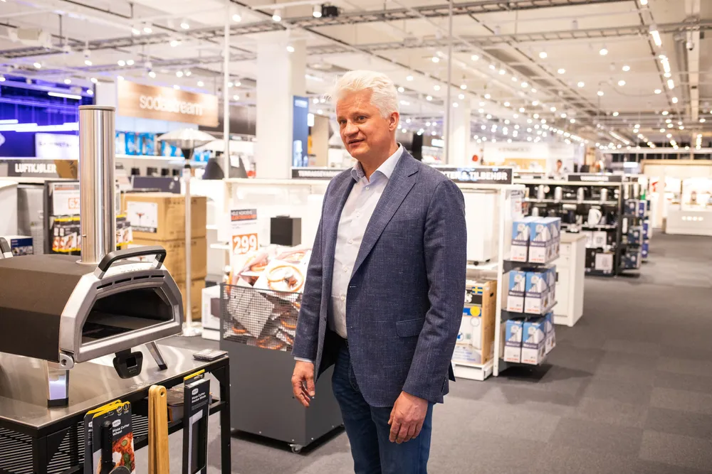 – Disse selger som bare det, sier Power-konsernsjef Ronny Blomseth, og peker på en av kjedens mange pizzaovner. Her fra Powers nye varehus på Rud utenfor Sandvika.