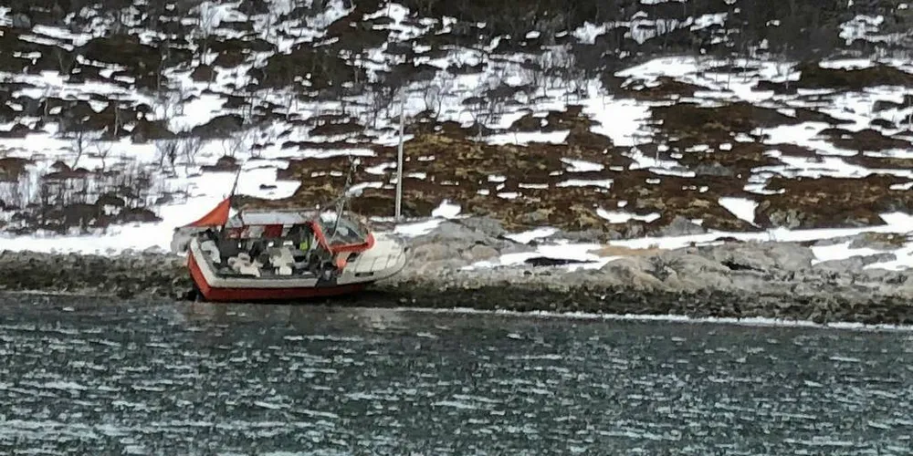 PÅ LAND: Heldigvis sørget redningsskøyta for at fiskeren fikk levert fangsten før sjarken hans ble slept til Tromsø havn.Foto: Redningsselskapet/«Skomvær III»