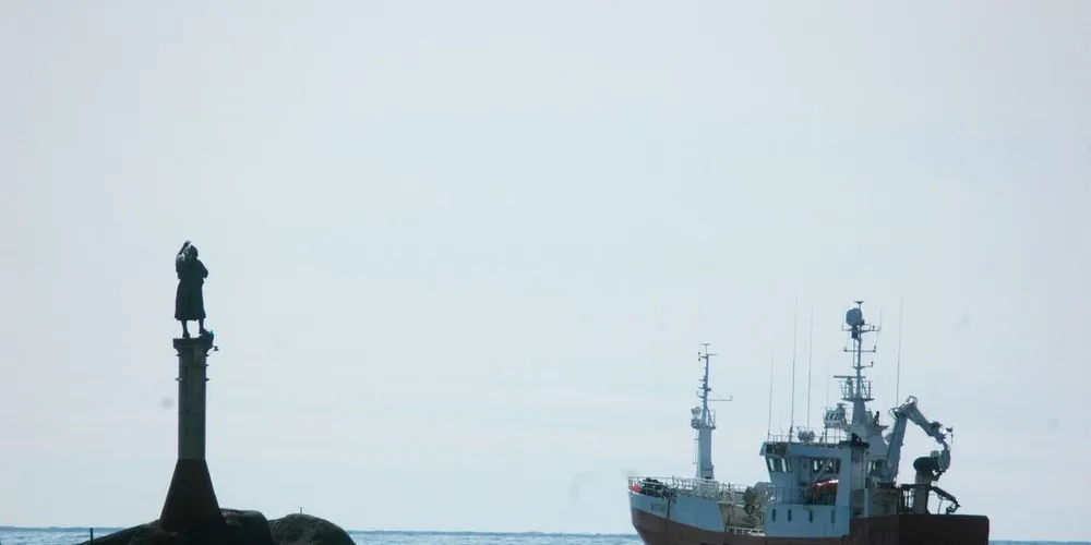I ettermiddag forlot Lofotbåten «Hellodden» Svolvær for siste gang. Nå går den en ny fremtid i møte, i Afrika. Foto: Frank Einar Iversen