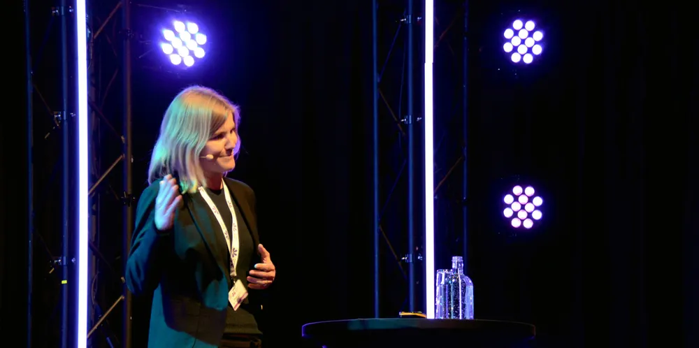 Statssekretær Elisabeth Sæther i OED sier at den nye malen for spotprisavtaler ikke oppfyller regjeringens forventninger.