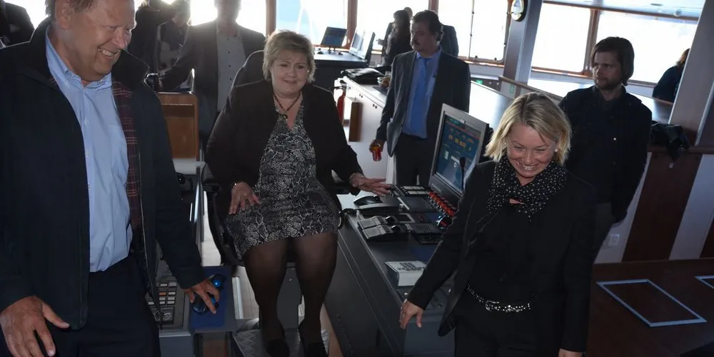 Statsmnister Erna Solberg og næringsminister Monica Mæland gjestet tråleren "Hopen" i går. Foto: Einar Lindbæk.