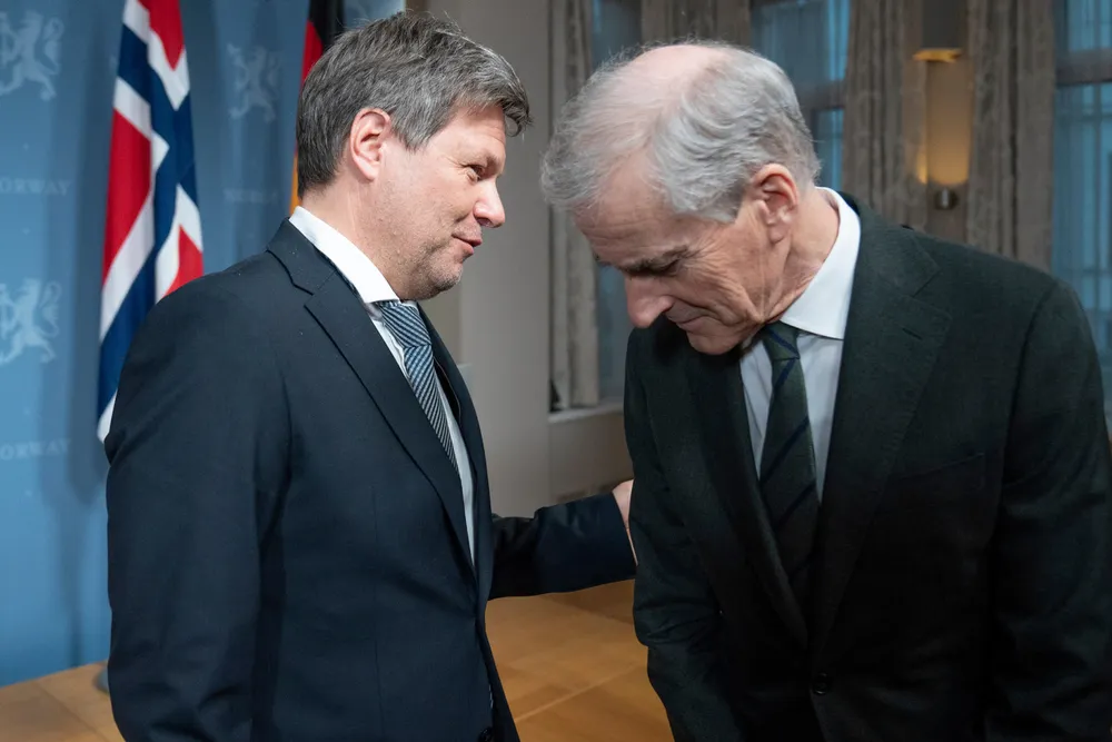 Eksport av naturgassbasert hydrogen fra Norge til Tyskland vil kreve storskala lagring av CO2, skriver kronikkforfatterne. Statsminister Jonas Gahr Støre diskuterte hydrogeneksport med Tysklands visekansler Robert Habeck forrige uke.