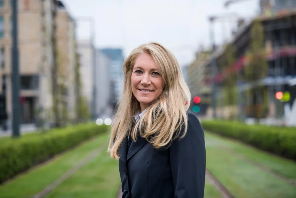 Maskinentreprenørenes Forbund (MEF) vedtok nylig å utvide hovedstyret, og forbeholde den nye plassen til en kvinne. – Menn velger ofte menn når de ikke blir pålagt å lete. Slik kvinner sikkert har flest kvinner i sine nettverk, sier administrerende direktør Julie Brodtkorb. Hun mener det er viktig for rekrutteringen av kvinner til bransjen at de har noen å se opp til.