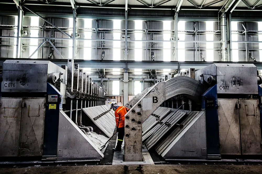 Qatalum er et aluminiumsverk i industriområdet utenfor Doha som er 50 prosent eid av Hydro og resten er eid av Qatar Petroleum. Her er smelteverksdelen av fabrikken, hvor elektrolysen foregår. Foto: Per Thrana. Per Thrana