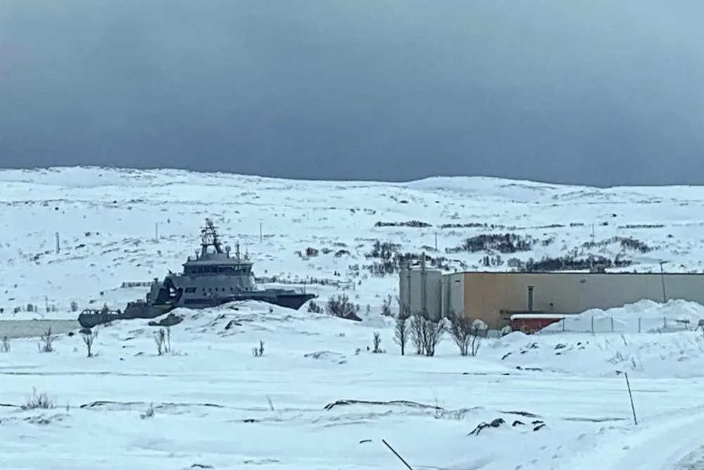 Store ressurser fra Politiet, Kystvakten, Økokrim, Fiskeridirektoratet og Skatteetaten deltok i aksjonen tirsdag 21. mars mot Karlsøybruket i Troms. Bruket eies av Fjordlaks.