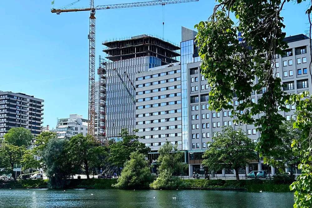 Et 16 etasjers høyt forretningsbygg reises midt i Stavanger sentrum. Utbygger Alfred Ydstebø setter nye leierekorder med bygget.