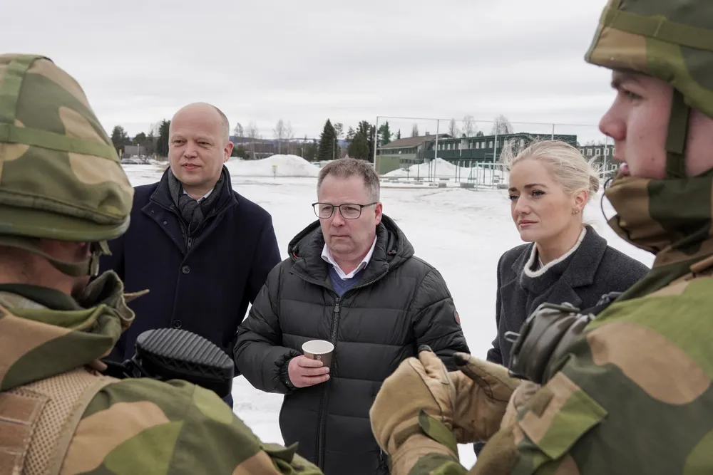 Finansminister Trygve Slagsvold Vedum, forsvarsminister Bjørn Arild Gram og justis- og beredskapsminister Emilie Mehl (alle Sp) besøker Terningmoen leir.