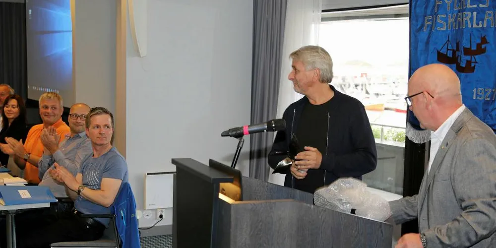 Terje Jensen (nr. to fra høyre) fikk pris og heder på årsmøtet til Nordland Fylkes Fiskarlag. Styreleder i fylkeslaget, Jan Fredriksen, til høyre.Foto: Arne Fenstad