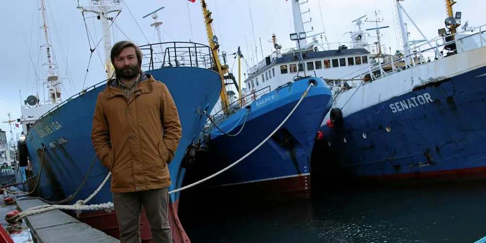 Venter: Utenfor Seagourmet i Båtsfjord ligger den latviske snøkrabbeflåten og venter på å få fiske igjen. Nikita Sinianskii håper det vil skje snart.Foto: Arne Fenstad