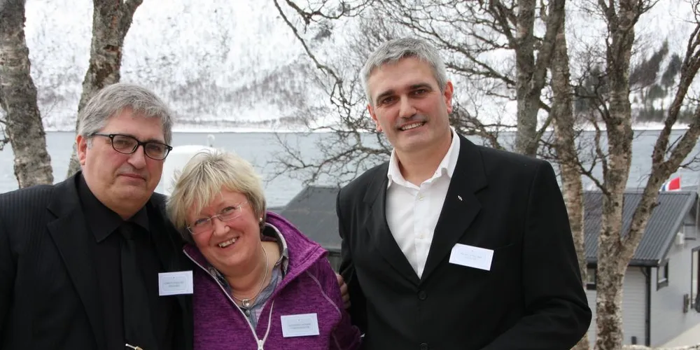 Fiskeriminister Elisabeth Aspaker åpnet i dag Torskensenteret på Senja, en praksisbase for videregående elever som vil satse på den marine næringa i fylket. Her sammen med initiativtakerne, oppdrettsbrødrene Vidkun (t.v.) og Fredd Wilsgård. Foto: Terje Jensen.