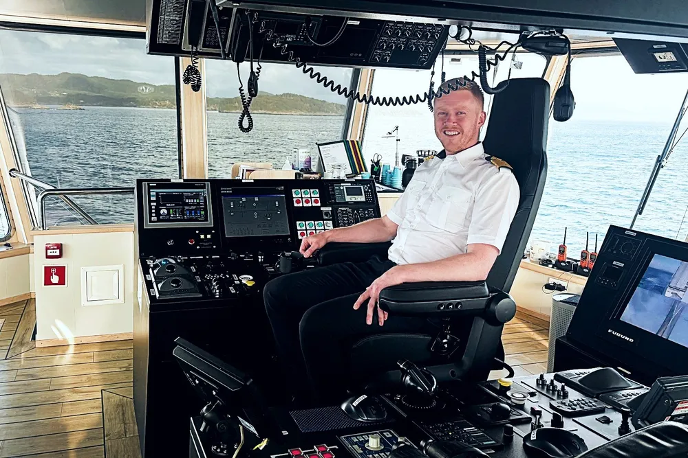 Skipsfører Kjell-Stian Stensaker Rio har jobbet i Fjord1 i tre år. Han er imponert over jobben som gjøres for at alle skal trives om bord.