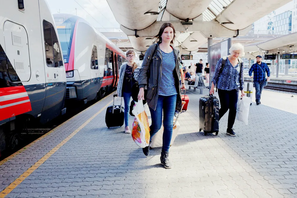 Christine Kavli (45) og datteren Elizabeth Kavli Kvisvik (11) vel fremme på Oslo S etter å ha reist fra Åndalsnes. Hun og datteren skal ta buss videre til Halmstad i Sverige.