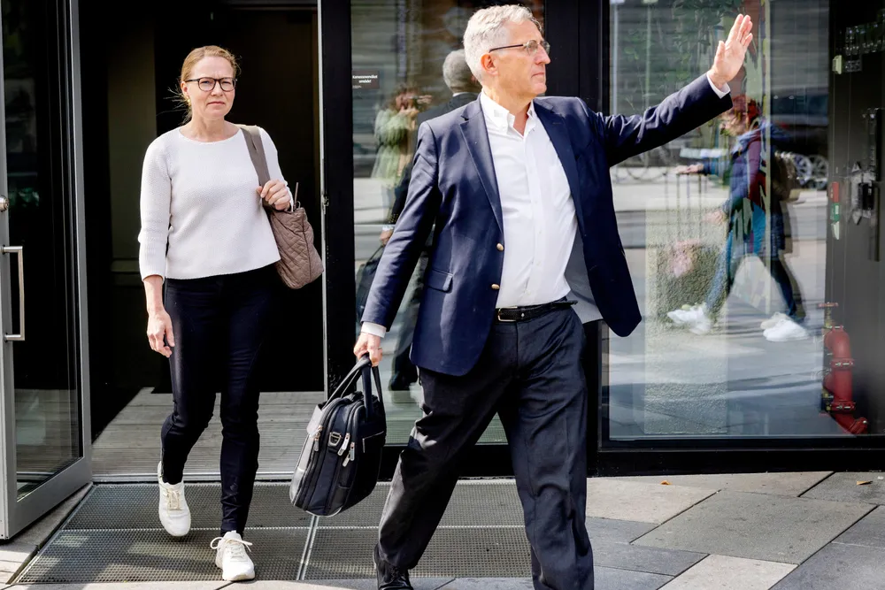 Avdelingsleder Elisabeth Bull Daae i Oljefondet tapte rettssaken mot Oljefondet på alle punkter. Her er hun og advokat, Sigurd Knudtzon på vei ut av drøftelsesmøte med Norges Bank etter hun fikk varsel om avskjedigelse.