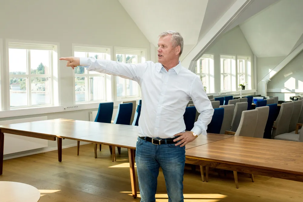 Helge Møgster og familien var største aksjonær i det kriserammede supplyrederiet Dof, helt til en opprørsk gruppe flagget 34 prosent og negativ kontroll.