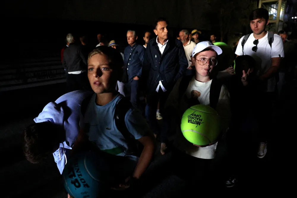 Tennisturneringen Madrid Open måtte avbrytes på grunn av problemer med linjedømmingen da strømen forsvant i Spania i forrige uke. Nordmannen Casper Ruud gikk til slutt seirende ut i herreklassen.