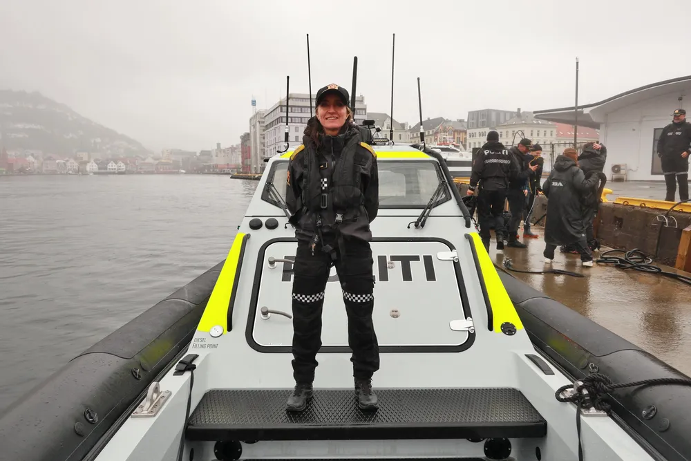 Politimester Ane Kvaal på framdekket av politiets nye rib.