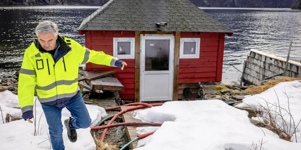 Ingeniør Einar Sofienlund drifter en rekke småkraftverk på Vestlandet. To små hus ved sjøen på Nottveit huser både ny og gammel teknologi. Her har Einar pusset opp og to mikrokraftverk som forsyner gården med strøm.