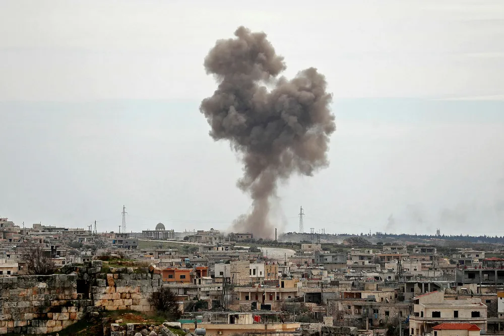 Kort tid før våpenhvilen ble satt i kraft midnatt, lokal tid, skal tyrkiske styrker ha drept 21 soldater fra den syriske regjeringshæren. Røyk fra russisk bombing av byen al-Bara i Idlib på torsdag.