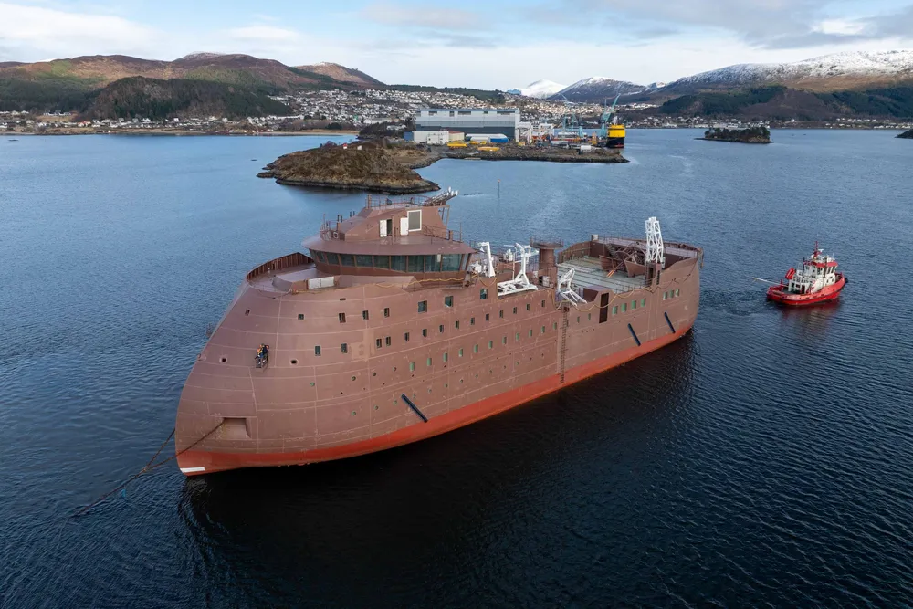 Havvindfartøyet fra BS Offshore har nå ankommet Ulstein verft, hvor skipet skal ferdigstilles.
