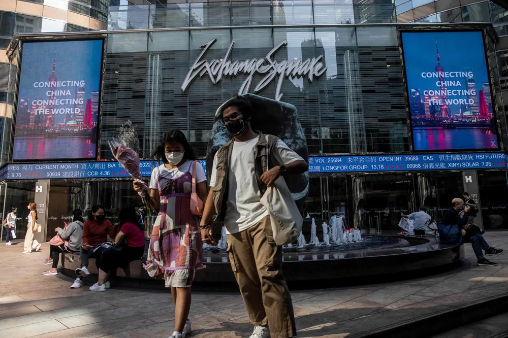 Flere hundre av verdens toppsjefer fra banker og finansinstitusjoner er invitert til et toppmøte i Hongkong denne uken. Målet et å gjenåpne og innta posisjonen som Asias ledende finanssenter. Her fra Exchange Square i byen.