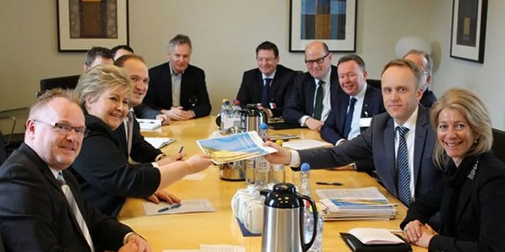 Fiskeriminister Per Sandberg, statsminister Erna Solberg og landbruksminister Jon Georg Dale tok imot rapporten fra utvalgsleder Tore Remman og næringspolitisk direktør i NHO, Ingebjørg Harto. Foto: NHO