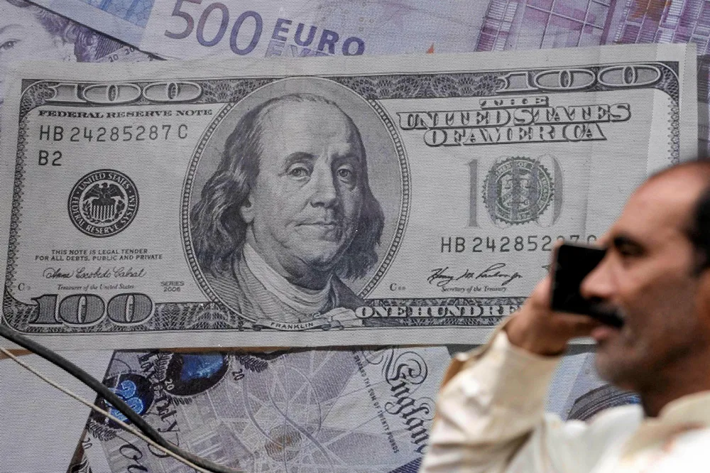 Oil sets new seven-month low on trade tensions