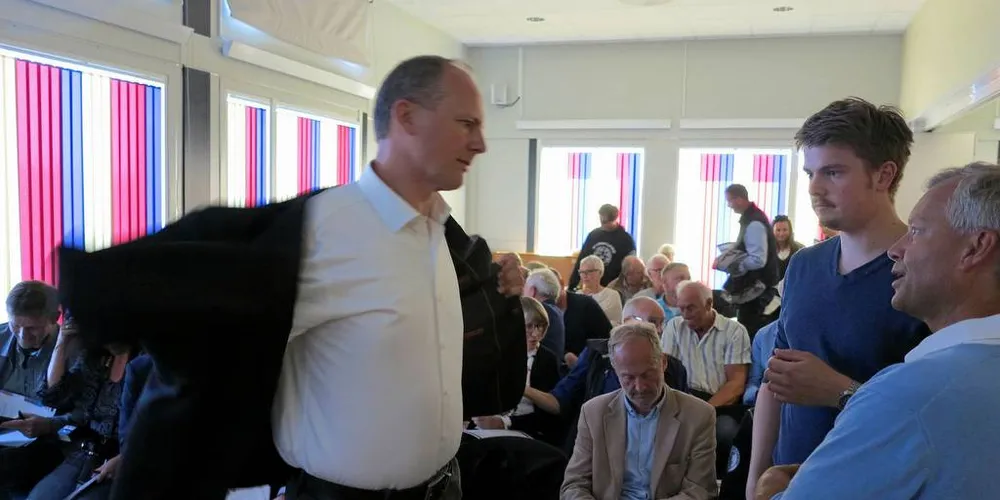INGEN LØFTER: Samferdselsminister Ketil Solvik-Olsen kunne ikke love noen løsning for Fedje-ubåten da han møtte Fedje-folket i et folkemøte om status for arbeidet med heving, eller tildekking av ubåten.Foto: Nils Torsvik