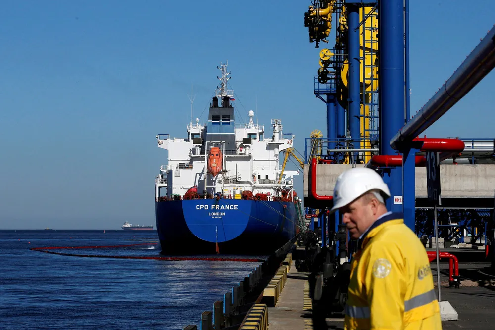 Olje pumpes ut for fullt her fra den russiske oljeutskipingshavnen Ust-Luga i Finskebukta.
