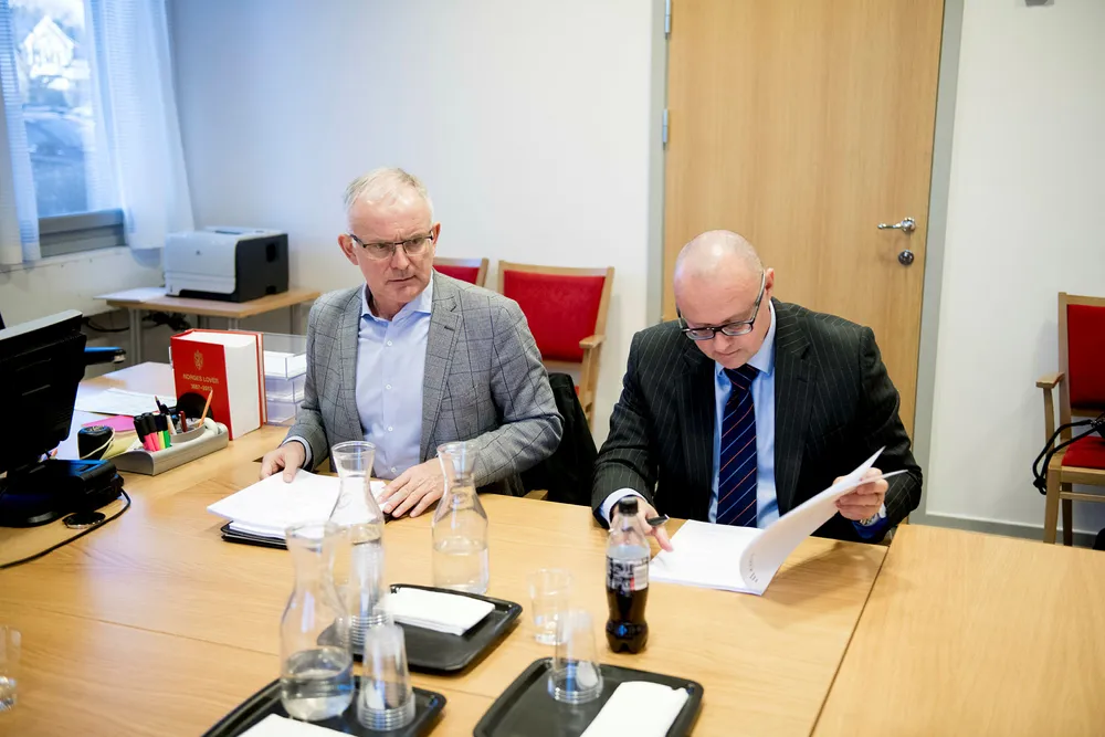 Renovasjonsselskapet RenoNorden ble slått konkurs i September. Her er styreleder Per Gunnar Rymer (til høyre) og konsernsjef Harald Rafdal under mandagens skiftemøte i Nedre Romerike tingrett. Foto: Fartein Rudjord