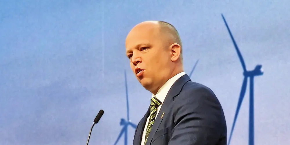– Vi kommer til å ha en sikringsordning også neste år, og lenger enn til mars 2023, sier finansminister Trygve Slagsvold Vedum.