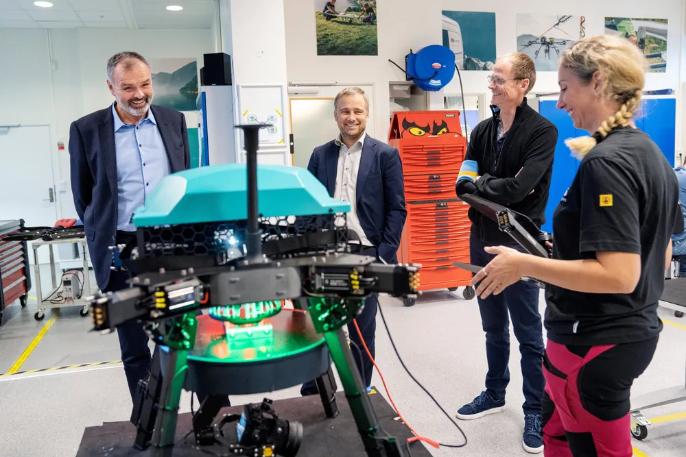 Stavanger-selskapet DSD blir storaksjonær i KVS Technologies etter en ny emisjon. Konsernsjef Ingvald Løyning (til venstre) og investeringsdirektør Kjartan Melberg i DSD titter på en drone sammen med styreleder Arild Austigard i KVS Technologies. Til høyre produksjonsleder Elin Risvik i KVS.