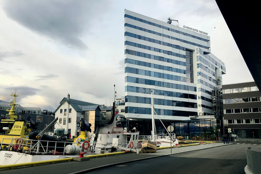 Clarion The Edge i Tromsø har løftet konkurransen mellom hotellene i byen betraktelig og det hjelper at byggearbeidene i havnen er ferdig. I nest øverste etasje, bak gjerdet og vendt delvis bort fra havnen, ligger en hotellbar som trekker ned inntrykket.